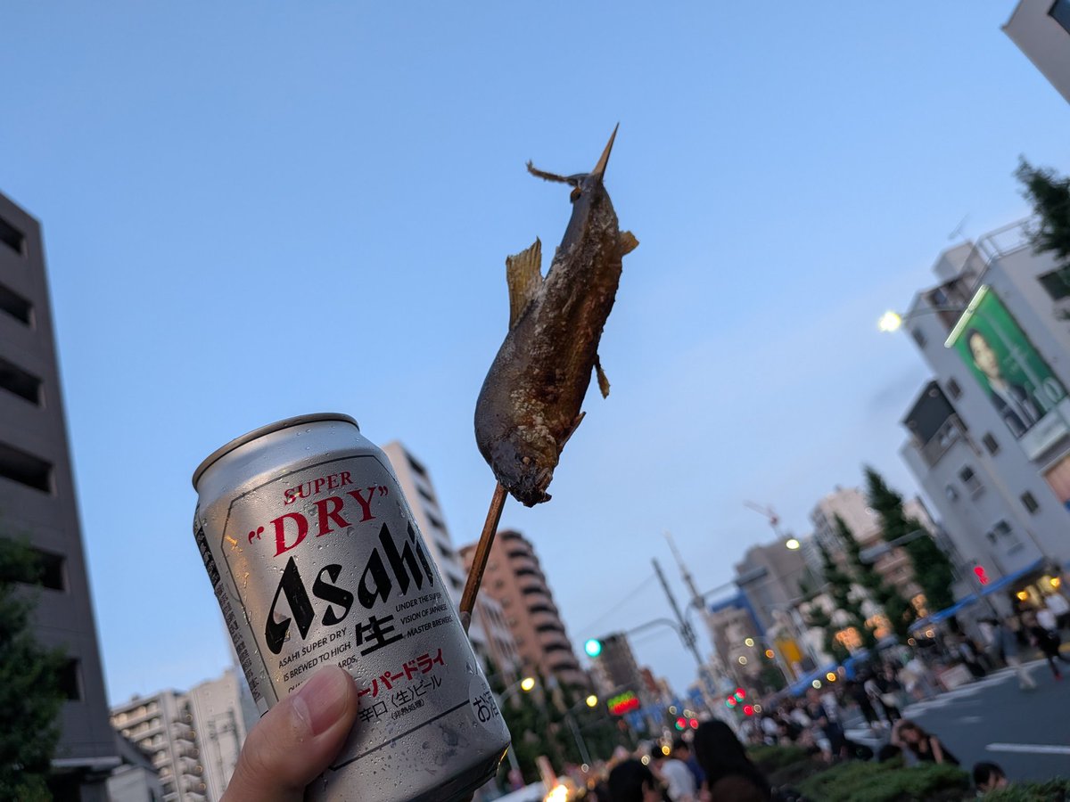 leaf__moon's tweet photo. 入谷朝顔まつりで缶ビールと鮎の塩焼き♪ https://t.co/AKZU2X3w0o