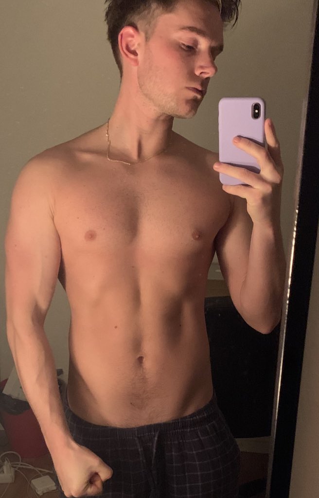 timpjohansson's tweet photo. avoiding sugar        ~400g sugar a day
220g protein           ~120g protein
no breakfast             fruit 7am-12pm
+5x gym                     3x gym
~2200 calories       ~2600 calories
+15k steps/day       ~7-10k steps/day
goal: fat loss            goal: feeling alive https://t.co/Vd2StSV99f