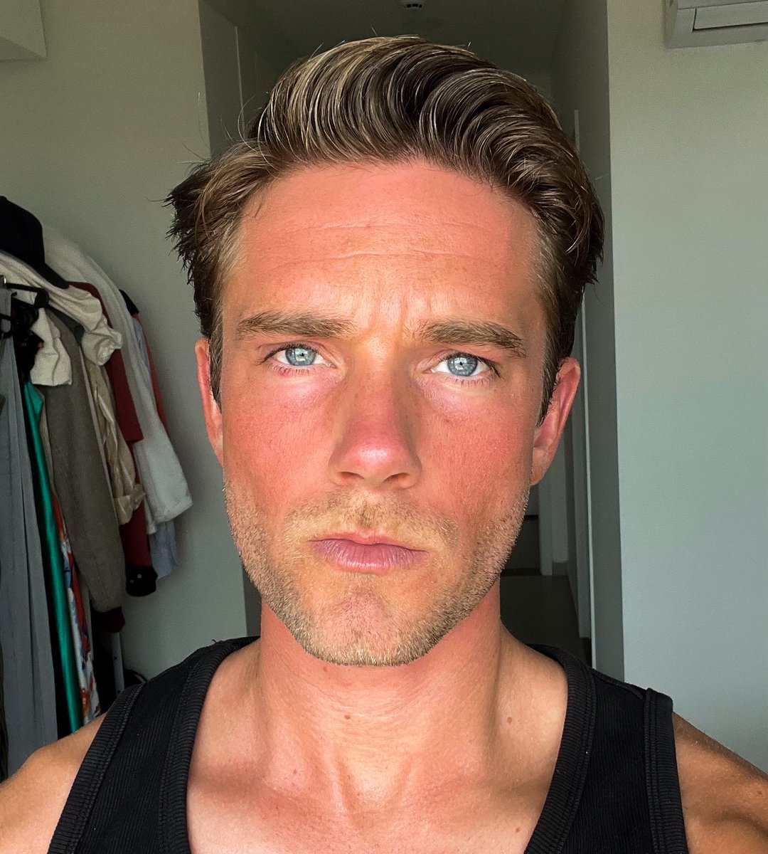 timpjohansson's tweet photo. avoiding sugar        ~400g sugar a day
220g protein           ~120g protein
no breakfast             fruit 7am-12pm
+5x gym                     3x gym
~2200 calories       ~2600 calories
+15k steps/day       ~7-10k steps/day
goal: fat loss            goal: feeling alive https://t.co/Vd2StSV99f