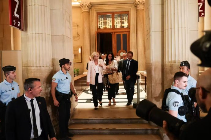Halime_Ibra's tweet photo. امرأة أرادت حكم فرنسا وانتهى بها الأمر بالسجن!
محكمة الاستئناف بباريس تؤيد إدانة مارين لوبان بـ 3 سنوات سجناً منها سنة نافذة بسوار إلكتروني لاختلاس أموال المساعدين البرلمانيين.

قضية مالية أنهت مسيرة أكبر مرشحة يمينية.. متى تصبح المحاسبة ثقافة في دولنا؟

#فرنسا #عدالة https://t.co/uk6KhGPlZ6