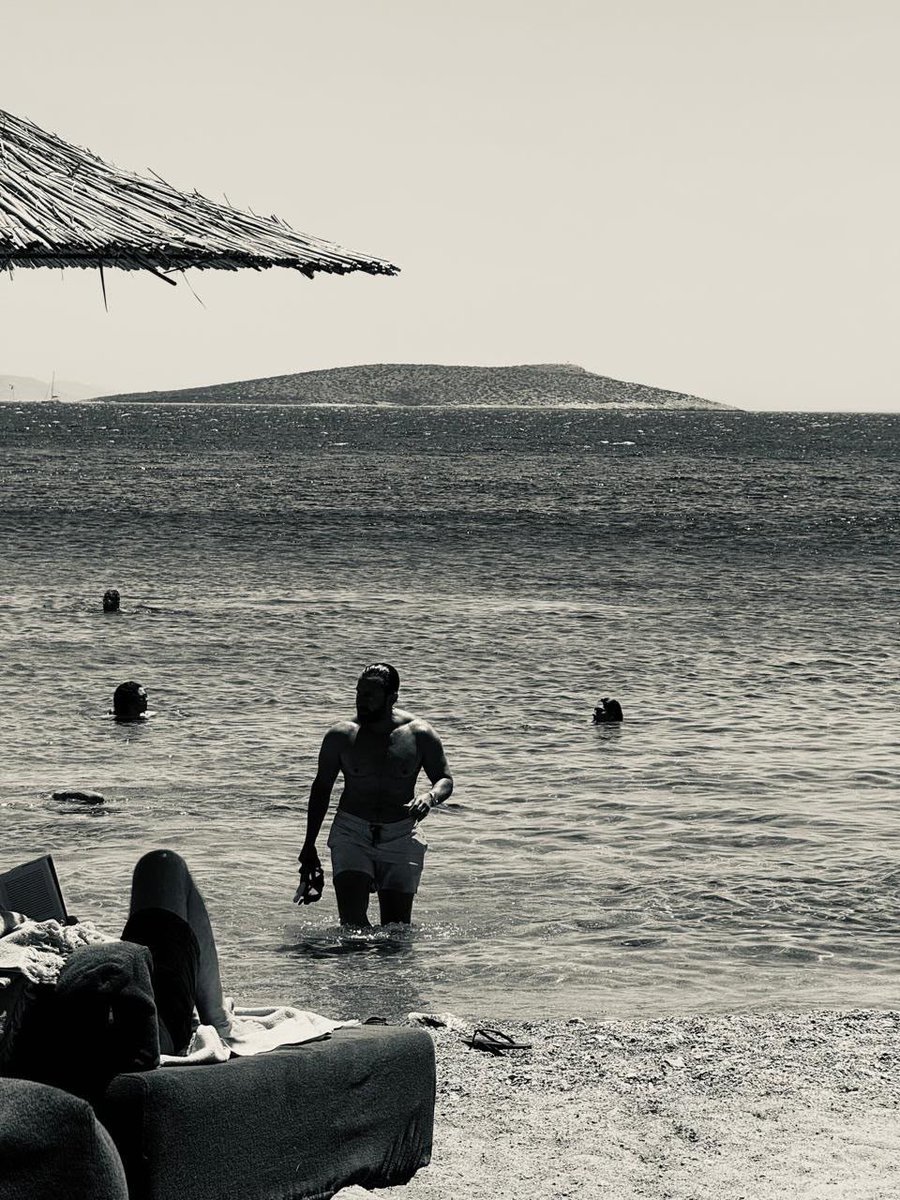 indiaforums's tweet photo. Kareena Kapoor shared stunning beachside pictures of husband Saif Ali Khan, playfully calling him her 'Hot Husband' 😍
📸 @kareenakapoorkhan 
.
.
.
#KareenaKapoor #SaifAliKhan #BeachSide #HotHusband #IndiaForums #CoupleGoals #Bebo https://t.co/lURnXB4g2o