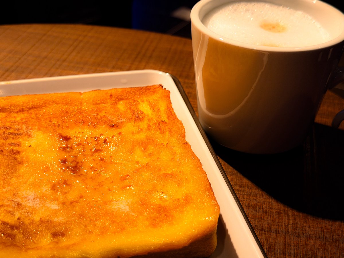 sunalife's tweet photo. 今日は買い物に出掛けて、スタバで読書して職場の誕生日のスタッフにドーナツ🍩の差し入れして、帰ってから地元のサンマルクで読書して、買い物と勉強の充実した休日を過ごせました。(ΦωΦ)b https://t.co/E5lAYex07y