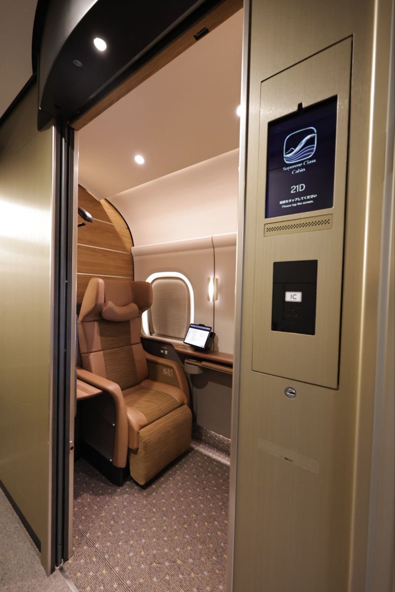 tabitetsu_web's tweet photo. グリーン車を超える上級クラス「Supreme Class Cabin」がお披露目されました！

noteに詳細をまとめましたので、ぜひご覧ください。

https://t.co/0tQsWaJbGy https://t.co/1x6F2xw2oA