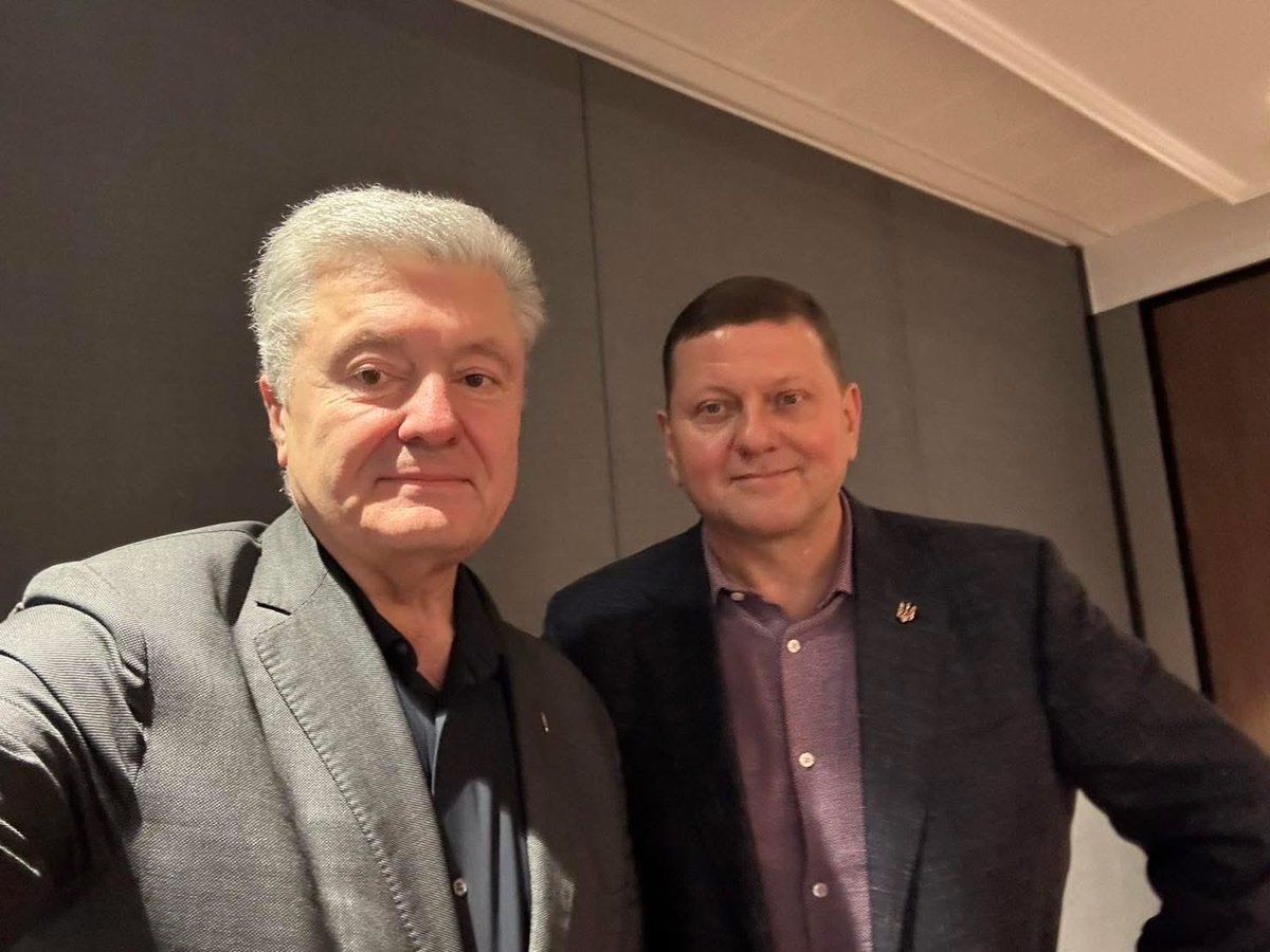 poroshenko's tweet photo. Є люди, чиє ім’я назавжди стає частиною історії країни. Бо в найтяжчий момент саме вони допомагають народові повірити: вистояти — можливо. І перемогти — можливо також. 
 
Разом із мільйонами українців хочу подякувати Вам, Валерію Федоровичу, за службу Україні, за мужність, професіоналізм і відповідальність. За те, що разом з українськими воїнами Ви зробили неможливе: зупинили ворога, зберегли державу і віру народу у власні сили. 
 
У лютому 2022 року Україна потребувала не лише зброї. Вона потребувала спокою, волі й довіри. І знайшла їх у наших воїнах та їхньому Головнокомандувачеві. 
 
Переконаний: Ваші знання, військовий досвід, стратегічне мислення і нова дипломатична місія ще не раз знадобляться Україні. Попереду — побудова сильної, безпечної, демократичної та європейської держави, яку сьогодні на фронті виборюють наші воїни. 
 
Бажаю здоров’я, сил, Божої опіки та здійснення всіх задумів! Бо знаю: вони нерозривно пов’язані з майбутнім України. 
 
З днем народження, пане Генерале! 
 
Слава Україні!