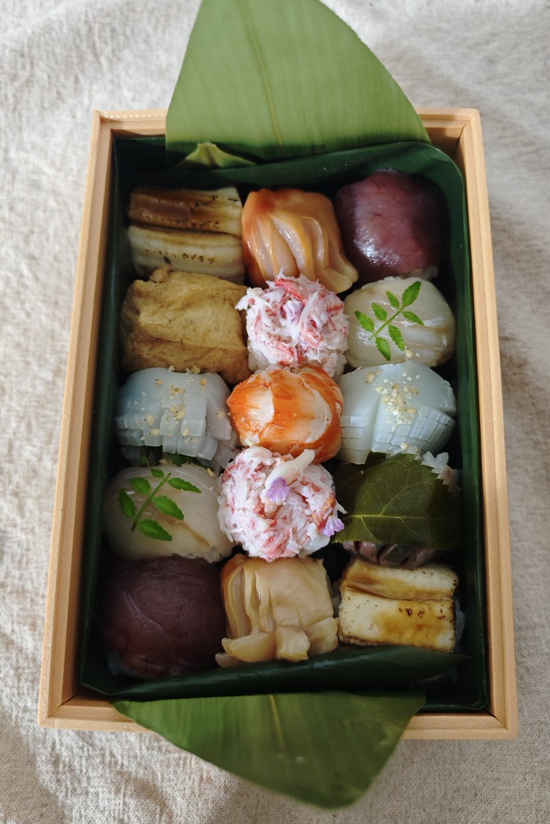 nano_723's tweet photo. 6月の美味しかった振り返り
・万里小路中村屋の助六弁当。甘辛いいなりと香り豊かな海苔の巻き寿司を行き来する楽しさ。(京都・元田中)

・疲れた心の奥に届くototojetの手毬寿司、美味しいものは見ても美しい。(京都)

・好きだよ李青のコングクス、梅雨時期の空気が重たい感じを喉元をからつるりと冷やしてくれる。(京都・出町柳)

・3階の見晴らしが気持ちいい空間のHzの健康シウマイ。タンも茄子の一品もおいしくって、またふらりと足を運びたい。(京都・岡崎)