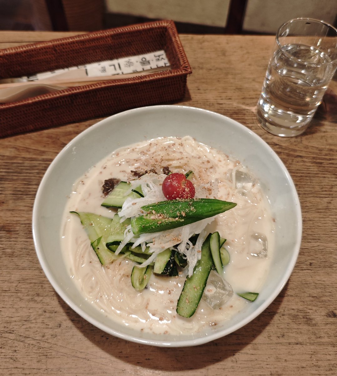 nano_723's tweet photo. 6月の美味しかった振り返り
・万里小路中村屋の助六弁当。甘辛いいなりと香り豊かな海苔の巻き寿司を行き来する楽しさ。(京都・元田中)

・疲れた心の奥に届くototojetの手毬寿司、美味しいものは見ても美しい。(京都)

・好きだよ李青のコングクス、梅雨時期の空気が重たい感じを喉元をからつるりと冷やしてくれる。(京都・出町柳)

・3階の見晴らしが気持ちいい空間のHzの健康シウマイ。タンも茄子の一品もおいしくって、またふらりと足を運びたい。(京都・岡崎)