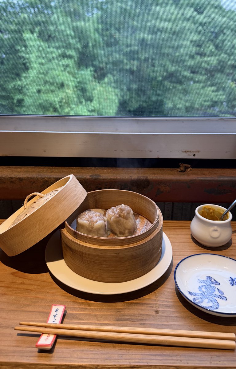 nano_723's tweet photo. 6月の美味しかった振り返り
・万里小路中村屋の助六弁当。甘辛いいなりと香り豊かな海苔の巻き寿司を行き来する楽しさ。(京都・元田中)

・疲れた心の奥に届くototojetの手毬寿司、美味しいものは見ても美しい。(京都)

・好きだよ李青のコングクス、梅雨時期の空気が重たい感じを喉元をからつるりと冷やしてくれる。(京都・出町柳)

・3階の見晴らしが気持ちいい空間のHzの健康シウマイ。タンも茄子の一品もおいしくって、またふらりと足を運びたい。(京都・岡崎)