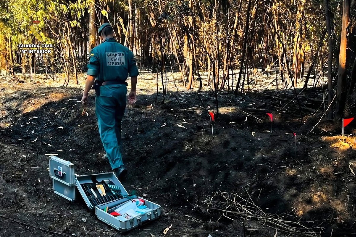 Antena3Galicia's tweet photo. 🔥 Detenido un vecino de #Ordes tras ser sorprendido provocando un incendio en el monte. Se le acusa de iniciar varios focos.
😱 A solo 37 metros de una vivienda, con varias más en un radio de 200 metros y en plena ola de calor.
👨⚖️ Se ha decretado prisión provisional. https://t.co/F76WRvIaMc