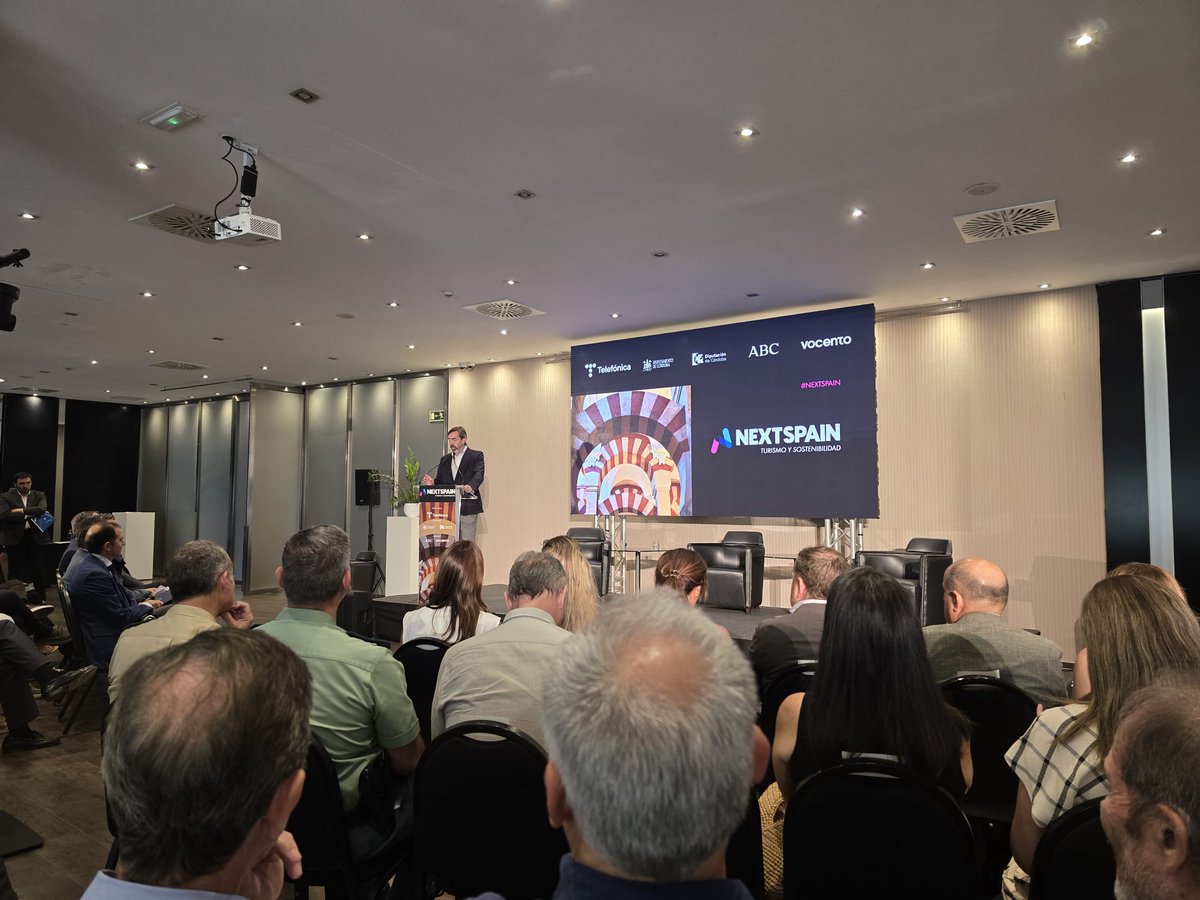 mezq_catedral's tweet photo. 🗣️ Nuestro canónigo portavoz, @jjjgueto, participa en el foro #Nextspain de Vocento sobre turismo y sostenibilidad.
En el encuentro hemos compartido el modelo de gestión de la Mezquita-Catedral: conservación, turismo de excelencia y retorno social para Córdoba. 👇✨
#CabildoCórdoba #TurismoSostenible #CórdobaEsp #Patrimonio #GrupoVocento