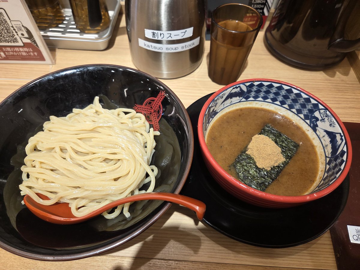 yuse0807's tweet photo. 今日のランチは久しぶり三田製麺所さんでつけ麺～
安定のネギメンマ抜き。
映えないなー。笑
学割150円引き神です。
#水道橋 #三田製麺所 #つけ麺 #学割 https://t.co/gpEwdERfby