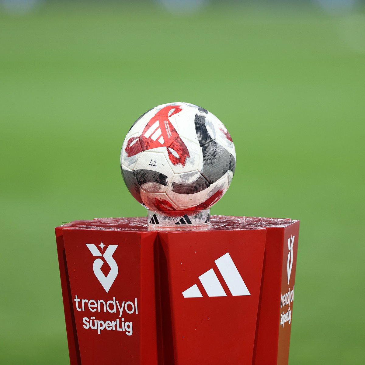 demarkesports's tweet photo. Dünya Kupası'nda uygulanan tüm kurallar, su molası hariç Süper Lig'de de uygulanacak. (HT Spor) https://t.co/qutcSpVlB9