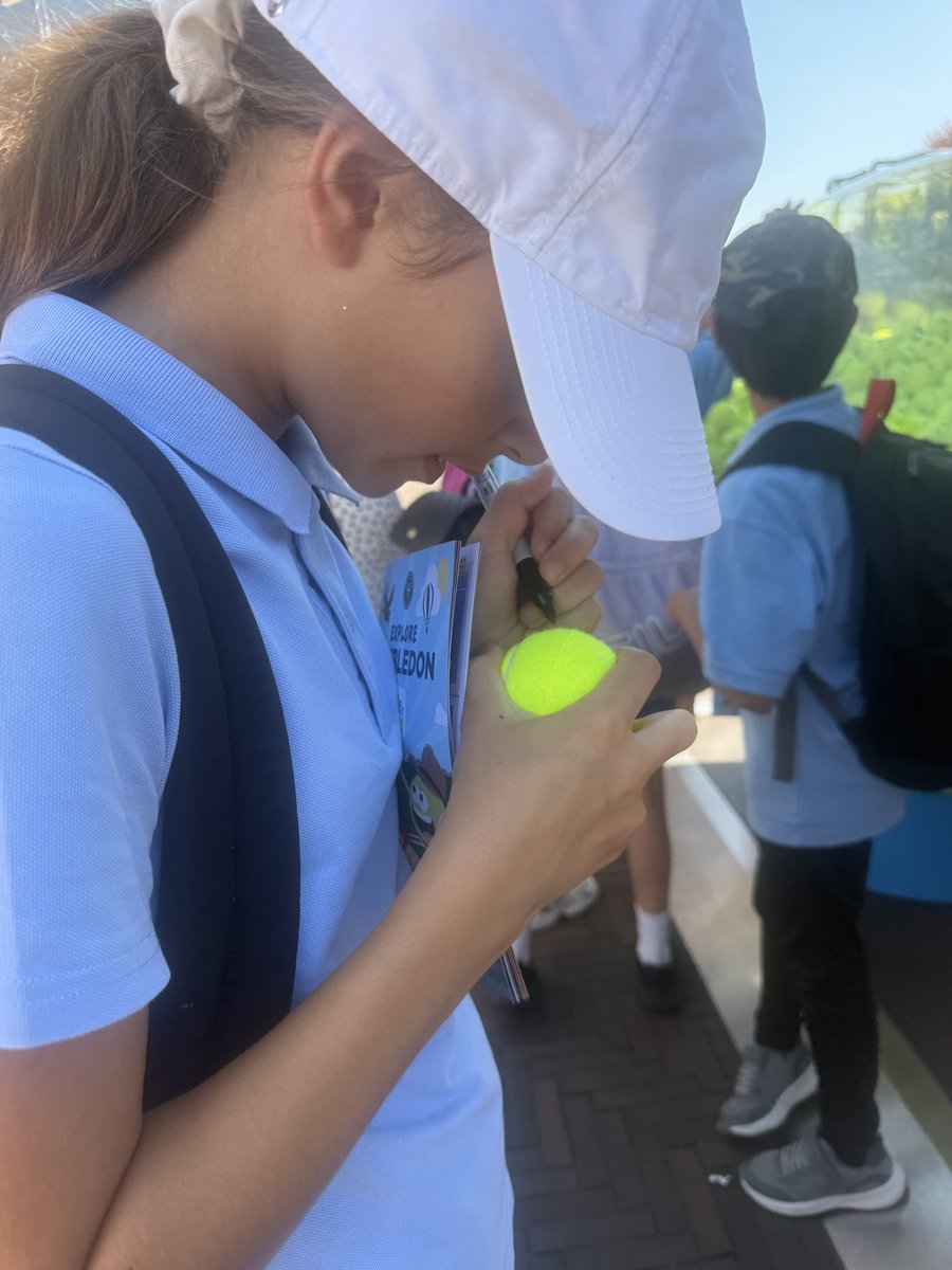 ShawleyPrimary's tweet photo. We’ve arrived at @Wimbledon 🎾

Our amazing Year 5s are excited for a day of activities, Court 2 action &amp; of course strawberries &amp; cream! 🙌 🍓🍦🇬🇧✨

@LEOsports7 @WimbledonFdn https://t.co/AjjjIOyyTi