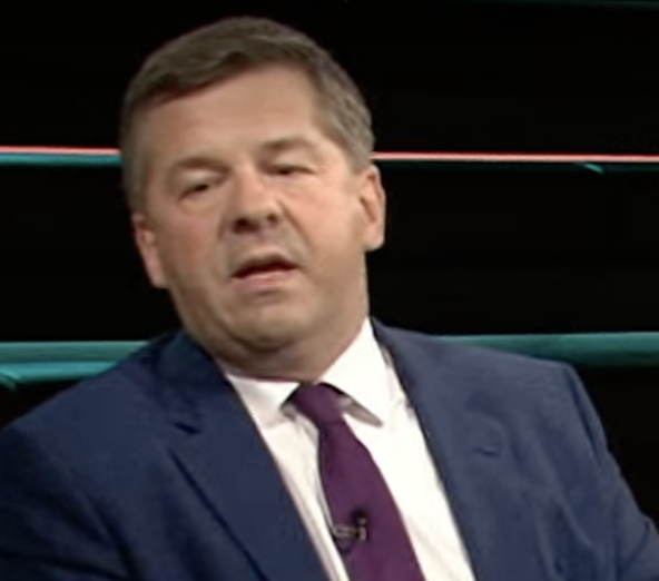 MitAktien's tweet photo. Schulze behauptet bei Lanz, Ulrich Siegmund sei nur eine Marionette von Alice Weidel! Herr Schulze, mit Marionetten kennen Sie sich ja aus, wo sie eine riesige Marionette von Ursula von der Leyen sind und Merz eine von Klingbeil 🤣🤣 https://t.co/Nt5xzddaqJ
