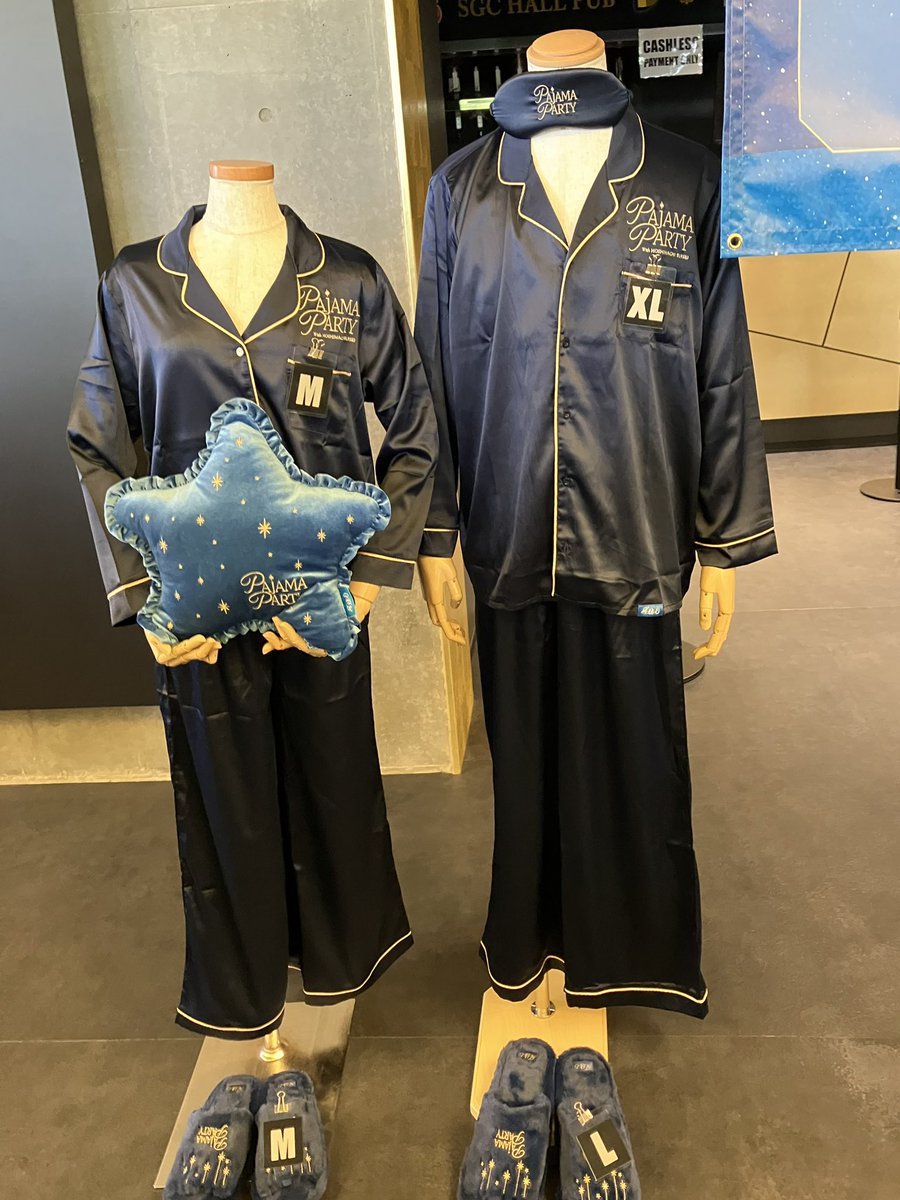 LonelyShitizenK's tweet photo. 物販開始早々にグッズ押さえたのに
時間潰しにガンダムベース行ったら海外ニキのプレゼント選びに何故か付き合わされて遅刻寸前間に合った！
#星詠みぱじゃぱ
#星街すいせい https://t.co/J53IuBdvpH
