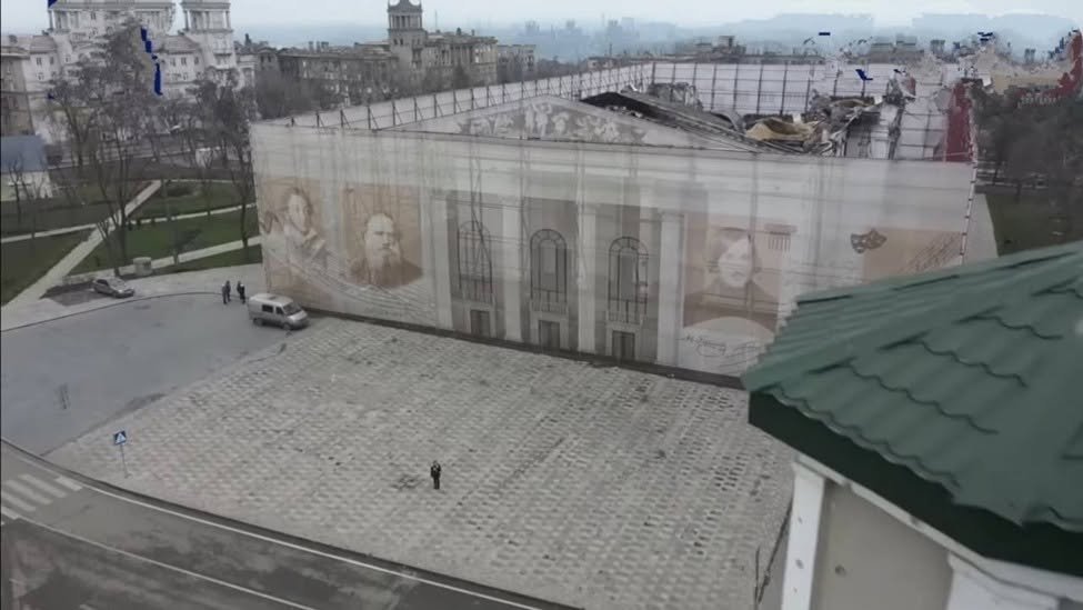 RaivisZeltits's tweet photo. Kremlis sistemātiski izmanto kultūru, valodu un vēstures interpretāciju kā savas imperiālistiskās un ietekmes politikas instrumentus. Teātris krievu valodā jebkurā valstī var būt Krievijas maigās varas instruments.
ASL @austsaule uzskata, ka:
1. Jāveic nosaukuma maiņa M. Čehova Rīgas Krievu teātrim. Lietuvas Krievu drāmas teātris tika pārdēvēts jau 2022. gadā, bet Igaunijas Krievu teātris ieguva citu nosaukumu 2025. gadā. Vienlaikus jādomā par pakāpeniskām repertuāra politikas pārmaiņām, lai tajā sāktu dominēt latviešu valoda. Šim teātrim jākalpo mūsu valsts un mūsu tautas kultūras attīstībai.
2. Jāveic izmaiņas stratēģiskajos un citos plānošanas dokumentos, lai pārtrauktu mazākumtautību integrāciju uz krievu valodas pamata.
3. Ir nepieņemami, ka jebkurā valsts finansētā aktivitātē tiek izmantoti tādu Krievijas autoru darbi, par kuriem autortiesību maksājumi nonāk Krievijā, tādējādi finansiāli atbalstot tās agresiju Ukrainā. Jātiecas uz to, lai Latvijas teātru repertuāros nonāktu vairāk latviešu autoru darbu.
4. Krievu valoda nav izmantojama kā līdzvērtīga latviešu valodai kultūras pasākumu reklāmās, oficiālajās tīmekļvietnēs un citos informatīvajos materiālos. Vienlaikus, ņemot vērā Satversmes 114. pantu, informācijai mazākumtautību valodās (papildus valsts valodai) jābūt pieejamai tikai par tiem pasākumiem, kas notiek šajās valodās.
Attēlā: Krievija Mariupoles Drāmas teātra drupas, kura iznīcināšana gaisa triecienā prasīja līdz 600 cilvēku dzīvību, apjoza ar milzīgiem baneriem, uz kuriem attēloti krievu rakstnieki un dzejnieki. (Foto: The Insider)