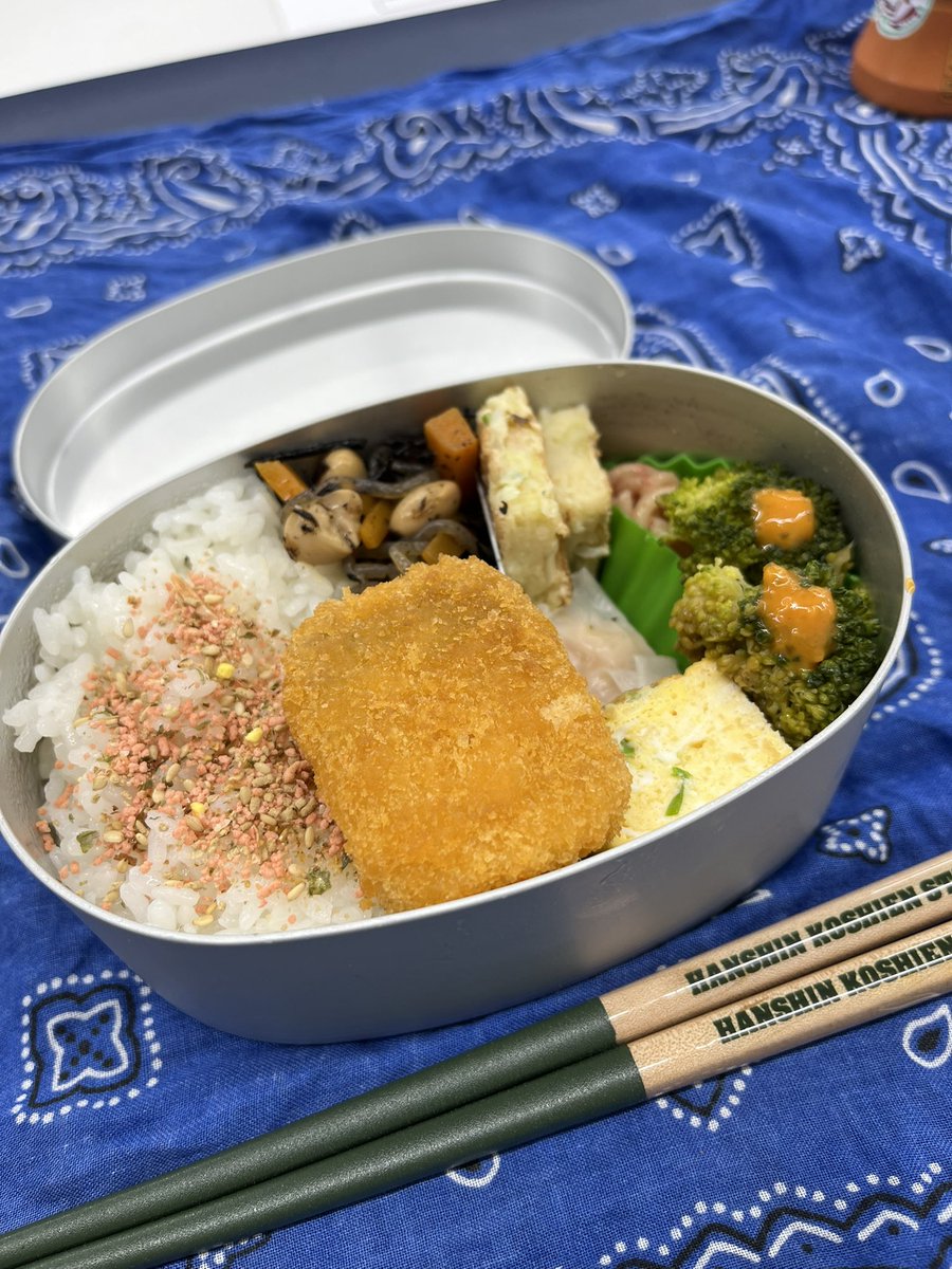 gamemix_magic's tweet photo. 月火水のお弁当。
大きな変化なし。
でもフタを開ける時は、気分は上がります。それで充分。
いつかはシャケを乗せた弁当を作ろう。

#お弁当男子 https://t.co/QEpOm3pg9l