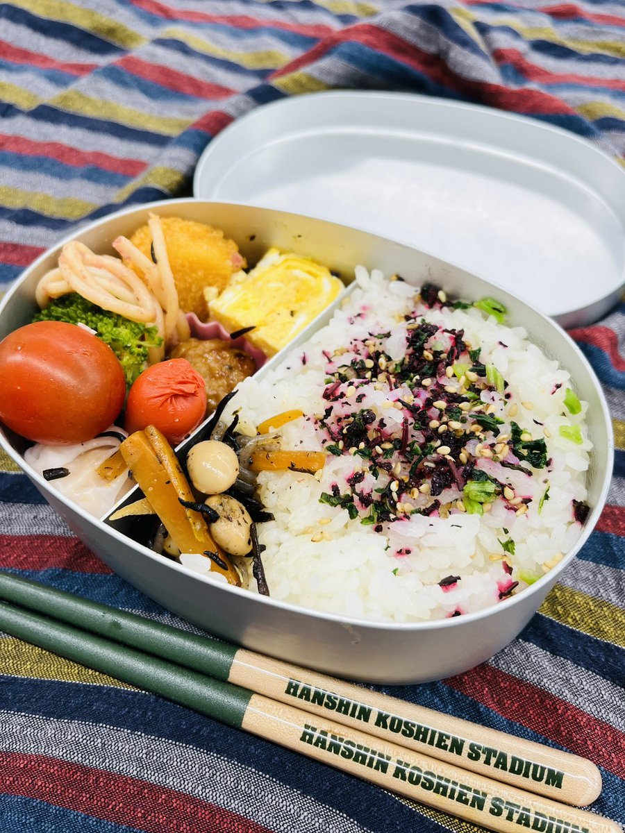 gamemix_magic's tweet photo. 月火水のお弁当。
大きな変化なし。
でもフタを開ける時は、気分は上がります。それで充分。
いつかはシャケを乗せた弁当を作ろう。

#お弁当男子 https://t.co/QEpOm3pg9l