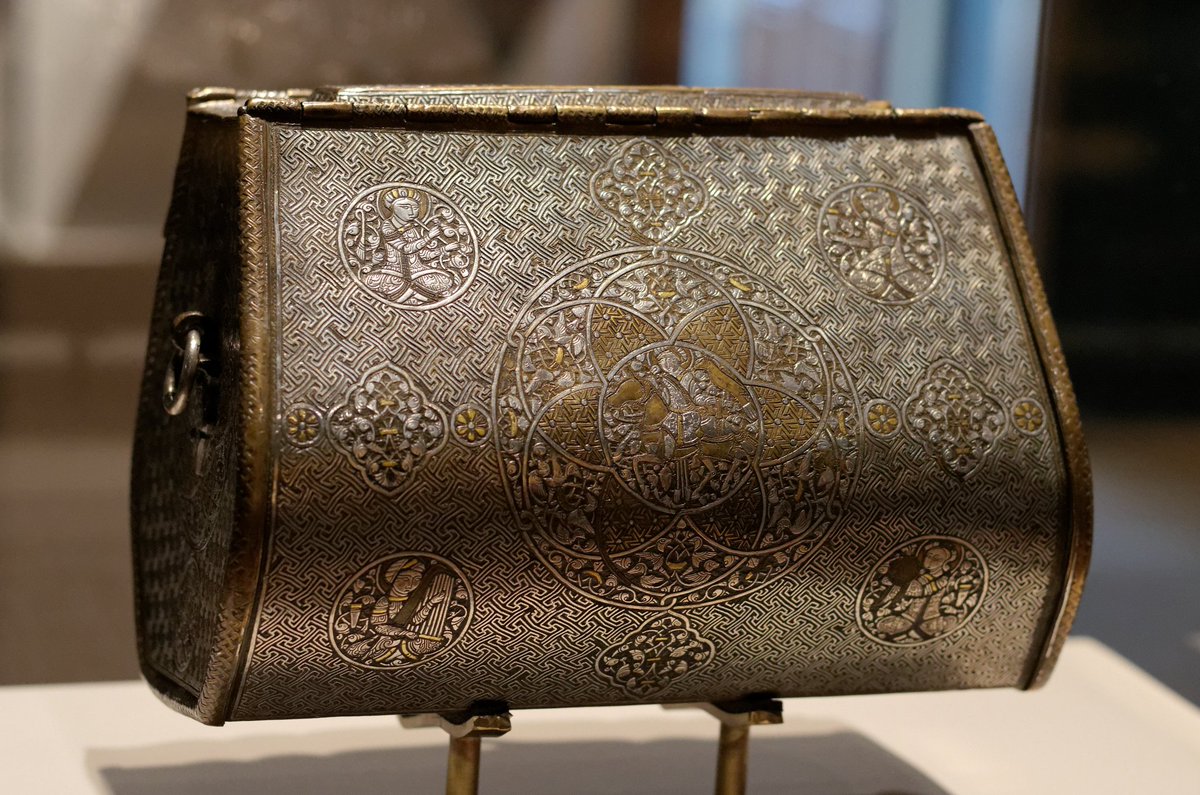 antropoytp's tweet photo. ¿Sabías que el bolso más antiguo del mundo tiene más de 700 años? 👜✨ Fabricado en Mosul (Irak) hacia 1300, esta joya de latón tiene incrustaciones de oro y plata con grabados de la corte. Una pieza única que sobrevivió al tiempo. 🌍💎 #Historia #Moda #Curiosidades https://t.co/ByAFuZWQbw
