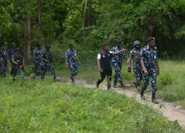 TheYorubaTimes's tweet photo. OYO SCHOOL Kidnap 🚨: Security Forces Trace Abductors' Network, Associates

Security agencies say they have identified members of the gang behind the abduction of 39 pupils and seven teachers in Oriire Local Government Area of Oyo State and traced some of their associates, increasing pressure on the kidnappers.

The Chief of Army Staff, Lieutenant General Waidi Shaibu, said troops are making significant progress in the rescue operation, while retired military officers urged caution to avoid compromising ongoing efforts.