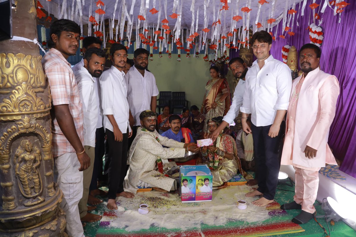 RajeshwarVanga's tweet photo. చిన్నకోడూరు.   దాసరి దేవవ్వ కీ"శే లక్ష్మయ్య కుతురు నిత్య శ్రీ వివాహ వేడుకల్లో పాల్గొని నూతన  వధూవరులను ఆశీర్వదించి శుభాకాంక్షలు తెలపడం జరిగింది 💜
#siddipet #vrr #vangarajeshwarreddy #siddipetpolitics https://t.co/pW1kxOujVk