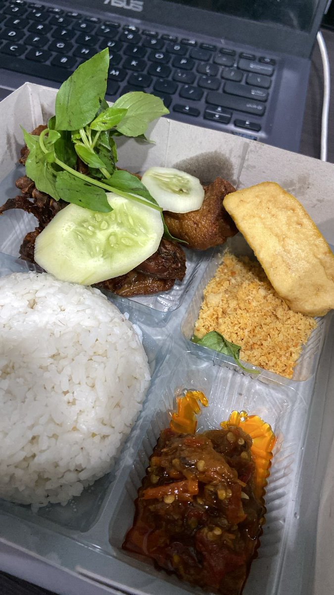 sasawf_'s tweet photo. akhirnya enak juga mam kantor https://t.co/11Ovqn91Ep