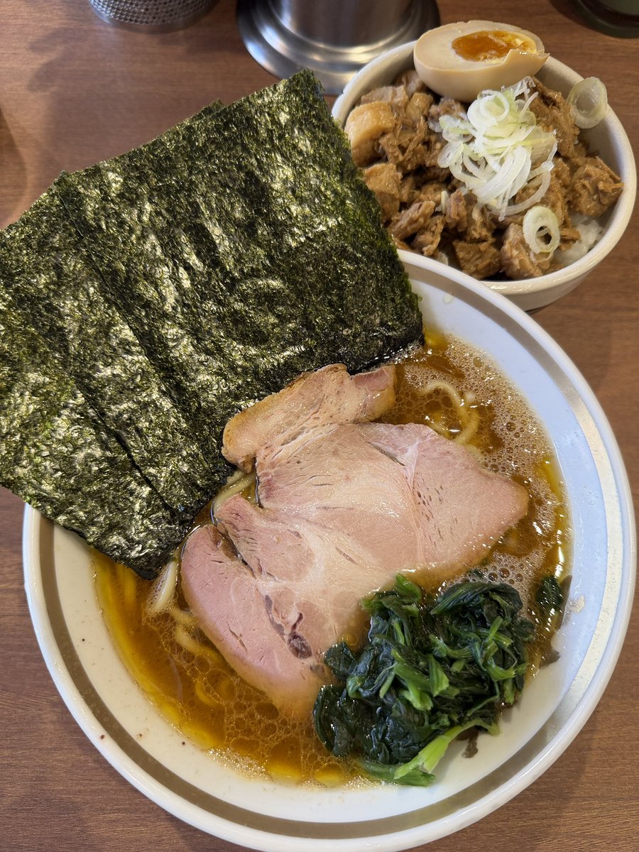 RMH_IEKEI's tweet photo. 家系ラーメン 大ちゃん@鈴木町【2026年32杯目】

カタメオオメ🍜
限定のホロホロチャーシュー丼、肉がたっぷりで最強にうまーい😋
ごちそうさまでした🙏 https://t.co/DDRia1O0LK