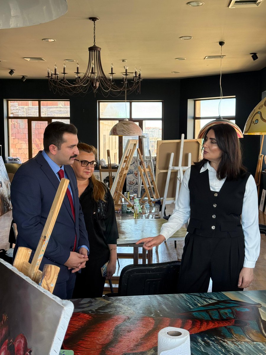 MehmetaAlper's tweet photo. Bilge Liderimiz Sayın Devlet Bahçeli’nin Başdanışmanı, MYK Üyemiz Prof. Dr. Esma Özdaşlı, Azerbaycan Ülkü Ocakları bünyesinde faaliyete geçirdiğimiz Sanat Atölyemizi ziyaret etti.

Sanat atölyemizde yürütülen çalışmalar hakkında istişarelerde bulunduğumuz nazik ziyaretlerinden dolayı Sayın başkanımıza teşekkür ediyor, şükranlarımızı sunuyoruz.