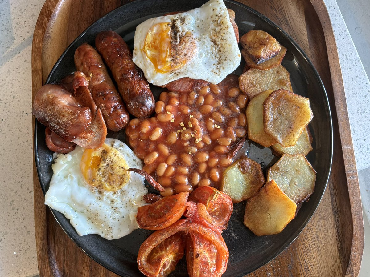 KingJayZim's tweet photo. Was called out last night,got home and made my world famous Derrrrty Brekkie. 

Gammon,eggs,sausages ,bacon ,grilled tomato,baked beans,a sprinkling of hot NDSB burner 🌶️flakes . 

I tried making one of those potato chakutis,don’t know the name,tongoti machipisi ,but they didn’t come out as intended,I would need a bit of advice from @TeamFuloZim Admins ,@Vie_matongo  and @Lialarsen ,as well as Team Fulo champions,@leesah_zimbo ,Empress and where is Dimpi,@ngaapinde ?