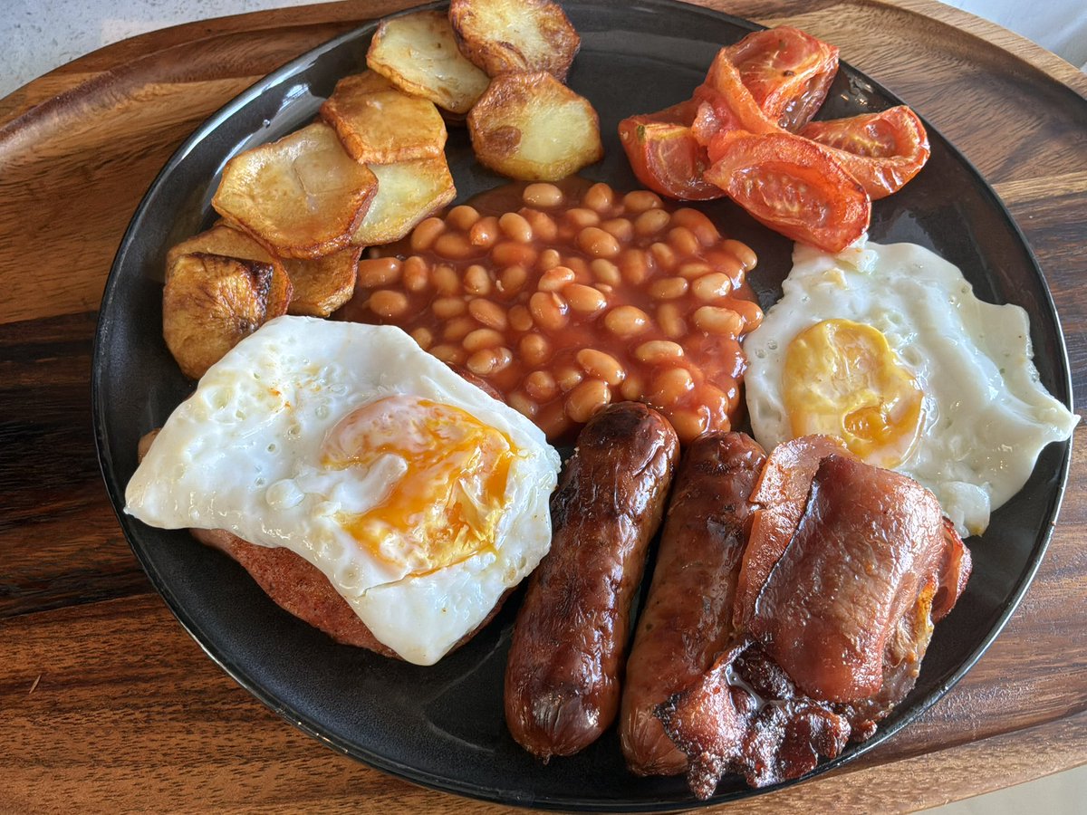 KingJayZim's tweet photo. Was called out last night,got home and made my world famous Derrrrty Brekkie. 

Gammon,eggs,sausages ,bacon ,grilled tomato,baked beans,a sprinkling of hot NDSB burner 🌶️flakes . 

I tried making one of those potato chakutis,don’t know the name,tongoti machipisi ,but they didn’t come out as intended,I would need a bit of advice from @TeamFuloZim Admins ,@Vie_matongo  and @Lialarsen ,as well as Team Fulo champions,@leesah_zimbo ,Empress and where is Dimpi,@ngaapinde ?