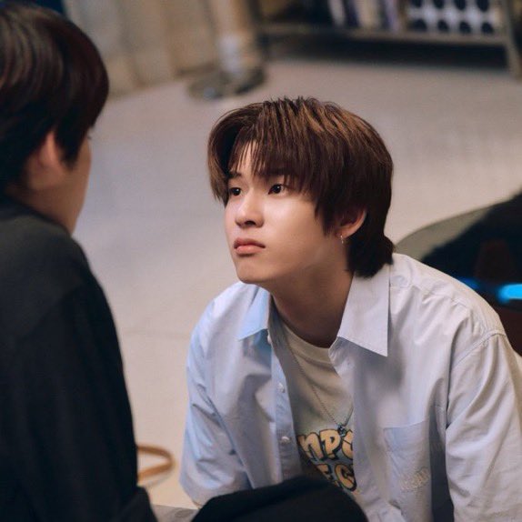 twnpchit's tweet photo. why are they both in a pouty competition >< https://t.co/9JJakWJbMG