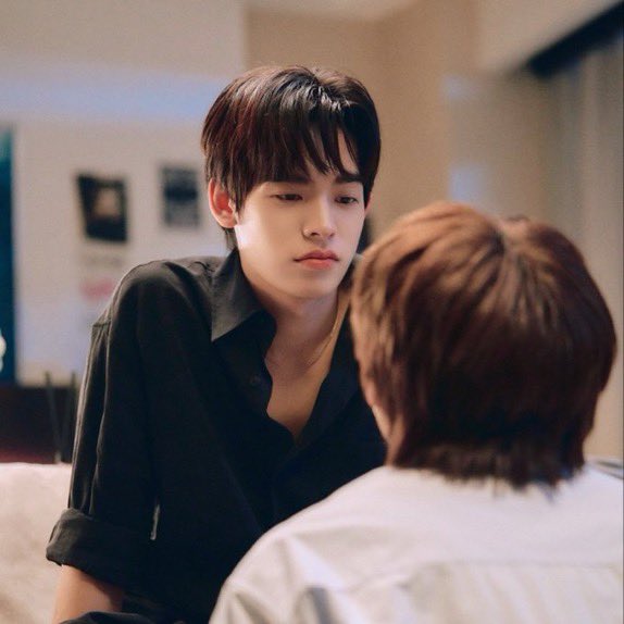 twnpchit's tweet photo. why are they both in a pouty competition >< https://t.co/9JJakWJbMG