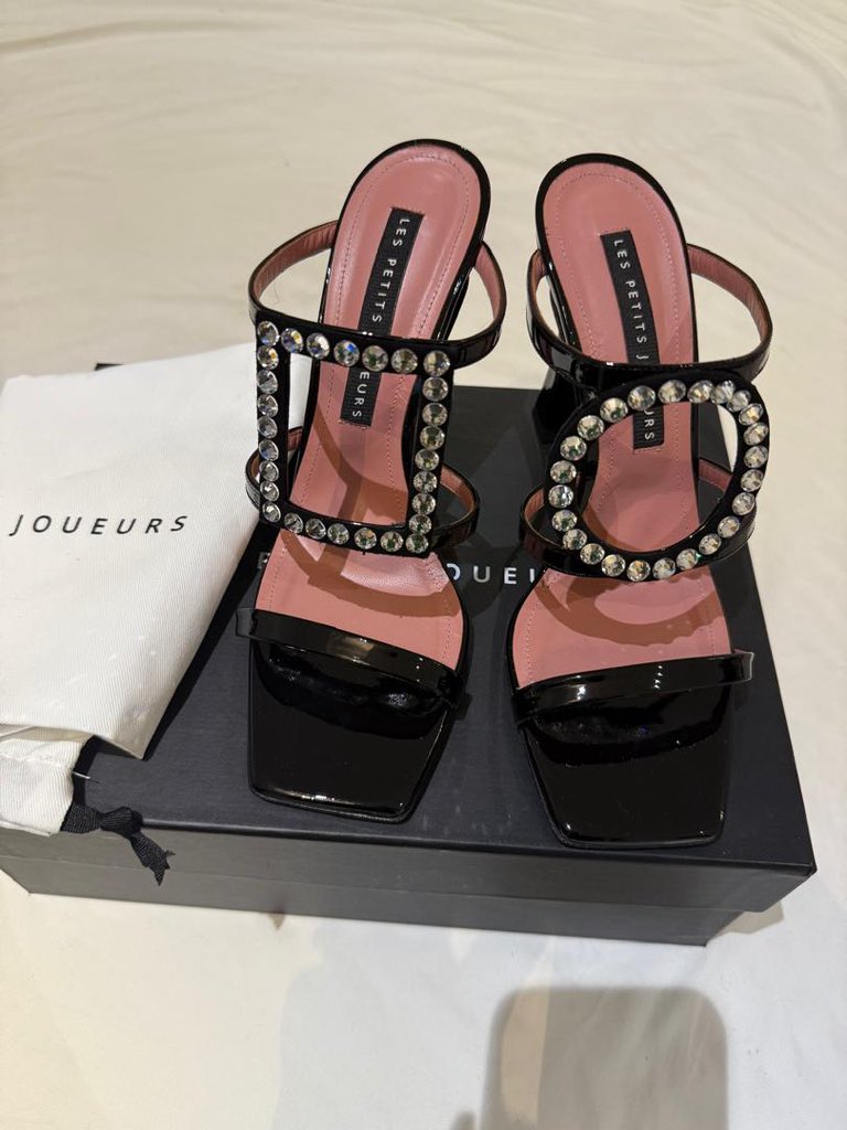 narasconsignmnt's tweet photo. Let Petit Jouers mules
Brand new
size 40.5 comes with box and dust bag
$400
#narasconsignmentstore #luxurymules #girlfashion #luxuryfashion https://t.co/G0BT0NIigC