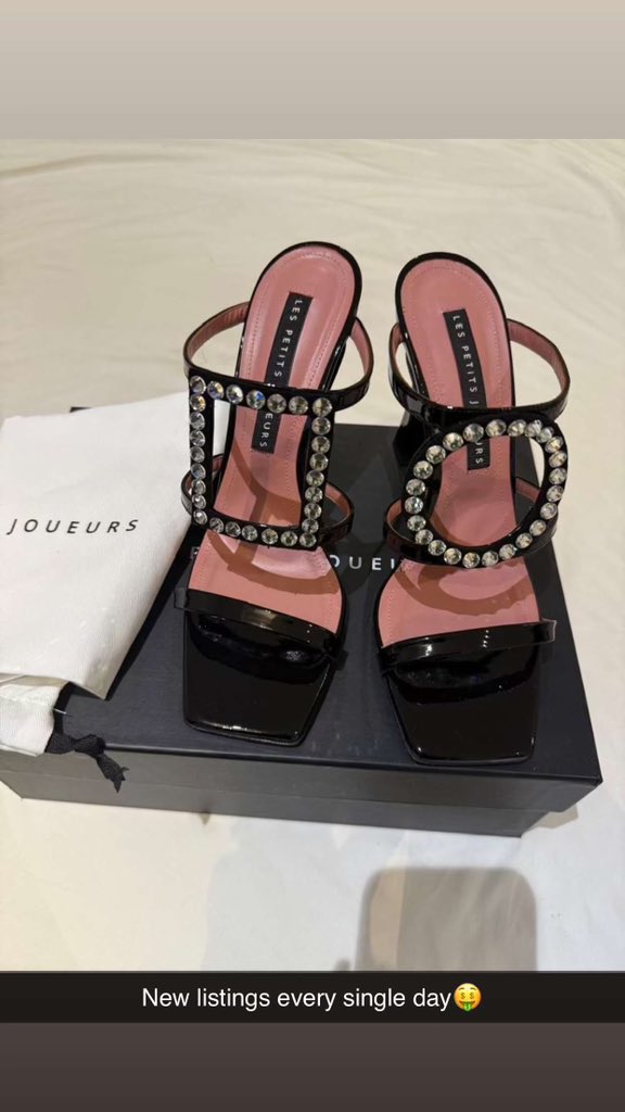 narasconsignmnt's tweet photo. Let Petit Jouers mules
Brand new
size 40.5 comes with box and dust bag
$400
#narasconsignmentstore #luxurymules #girlfashion #luxuryfashion https://t.co/G0BT0NIigC