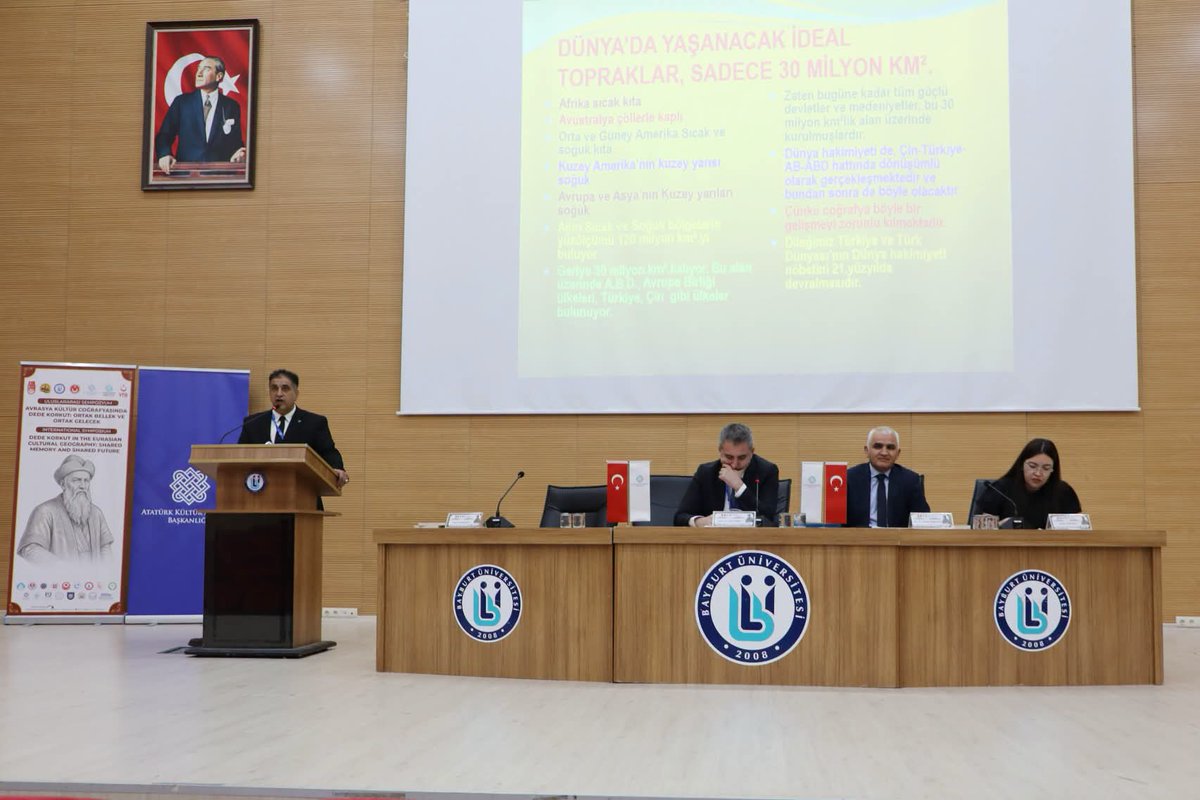 profdrorhanates's tweet photo. 📍#Bayburt

Uluslararası Dede Korkut Bilim, Kültür ve Spor Şölenlerimiz kapsamında düzenlenen "Avrasya Kültür Coğrafyasında Dede Korkut: Ortak Bellek ve Ortak Gelecek Sempozyumu" ikinci gün oturumlarıyla başarıyla devam ediyor.

Belediye Başkanımız Mete Memiş, Bayburt Üniversitesi Rektörümüz Prof. Dr. Mutlu Türkmen, AK Parti İl Başkanımız Turgut Çalışkan, İl Genel Meclisi Başkanımız Hüseyin Şahin, Merkez İlçe Başkanımız Ebubekir Bulunmaz ve kıymetli akademisyenlerimizle birlikte oturumları takip ettik.

Dede Korkut'un asırlık mirasını bilimsel çalışmalarla geleceğe taşıyan, ortak hafızamızı güçlendiren her katkı çok kıymetli. Emeği geçen tüm akademisyenlerimize ve paydaşlarımıza gönülden teşekkür ediyorum.🇹🇷