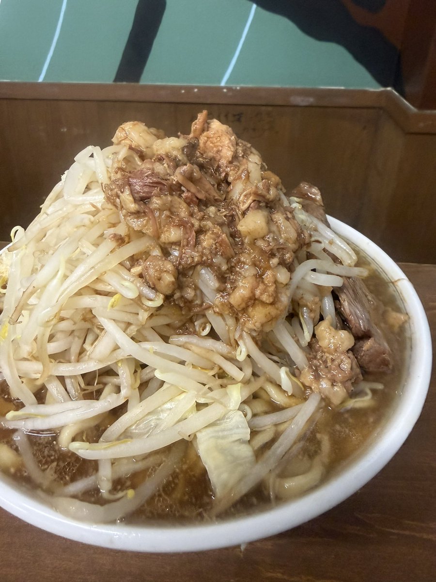 aki53474410's tweet photo. ラーメンマルタ大ラーメン全マシ
梅雨も明け、外待ちも無く最高に美味しく啜れました。 https://t.co/6ti3Fh66jy