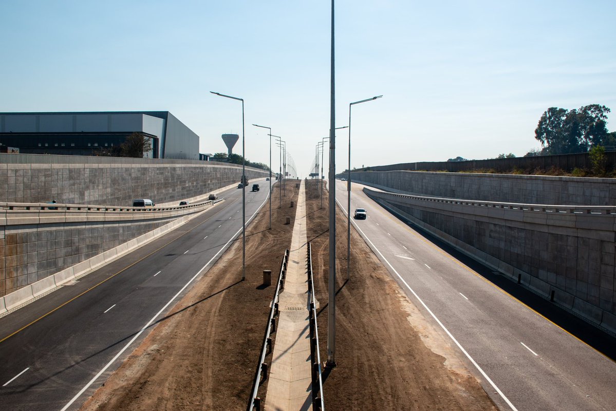 GautengProvince's tweet photo. [PICTURES]: The upgraded K101 Road (Old Johannesburg Road) project is set to boost mobility and economic growth and is aimed at improving mobility, reducing travel times, enhancing road safety, and strengthen connectivity across Gauteng.

The project involved the construction of approximately 5.4 kilometres ofdual carriageway between D795 and the N1 via Brakfontein Road, including the construction of three bridges and associated road infrastructure upgrades. #GrowingGautengTogether