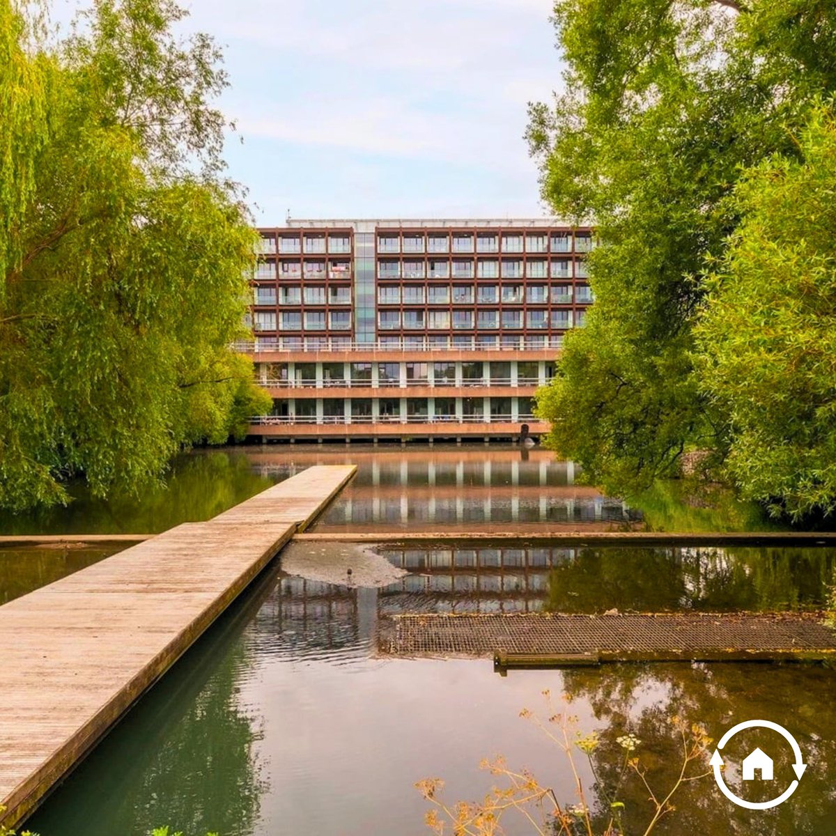 OpenRent's tweet photo. Cuppa on the terrace overlooking a peaceful lake? Yes please. 🌊☕️ This South Bristol spot is all about those sun-drenched vibes and a sheltered deck made for summer BBQs. 

Take a look 👉 https://t.co/aLSzETl544 https://t.co/D4McQMielD