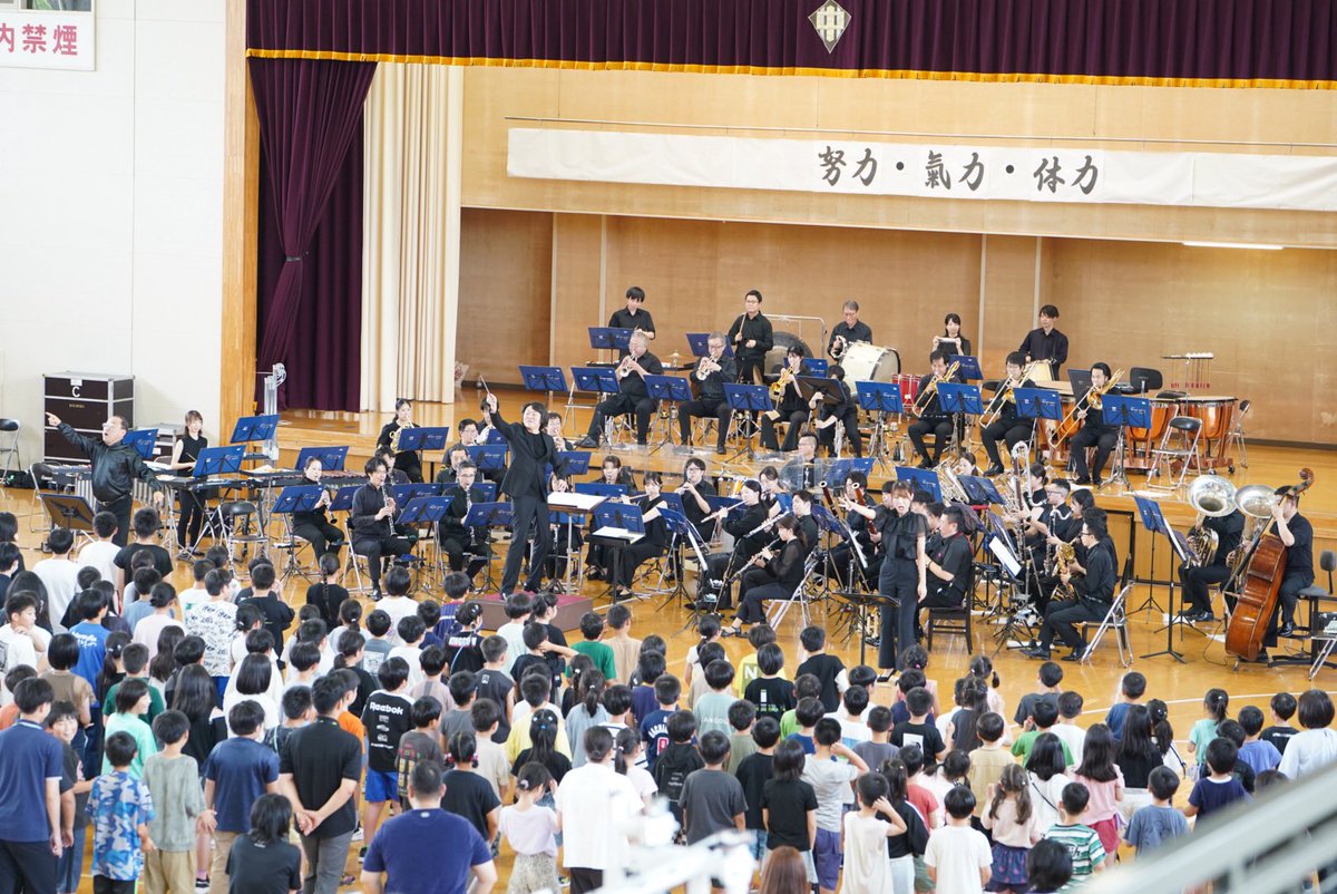TKWOJapan's tweet photo. 文化庁学校巡回公演の本公演が始まりました！本日は秋田県の小坂町立小坂小学校に伺い、小坂中学校との合同演奏での開催となりました📣
9学年での「翼をください」の歌声がとても綺麗に響き渡りました✨
ありがとうございました！
#TKWO https://t.co/U1Z8wFo6qk