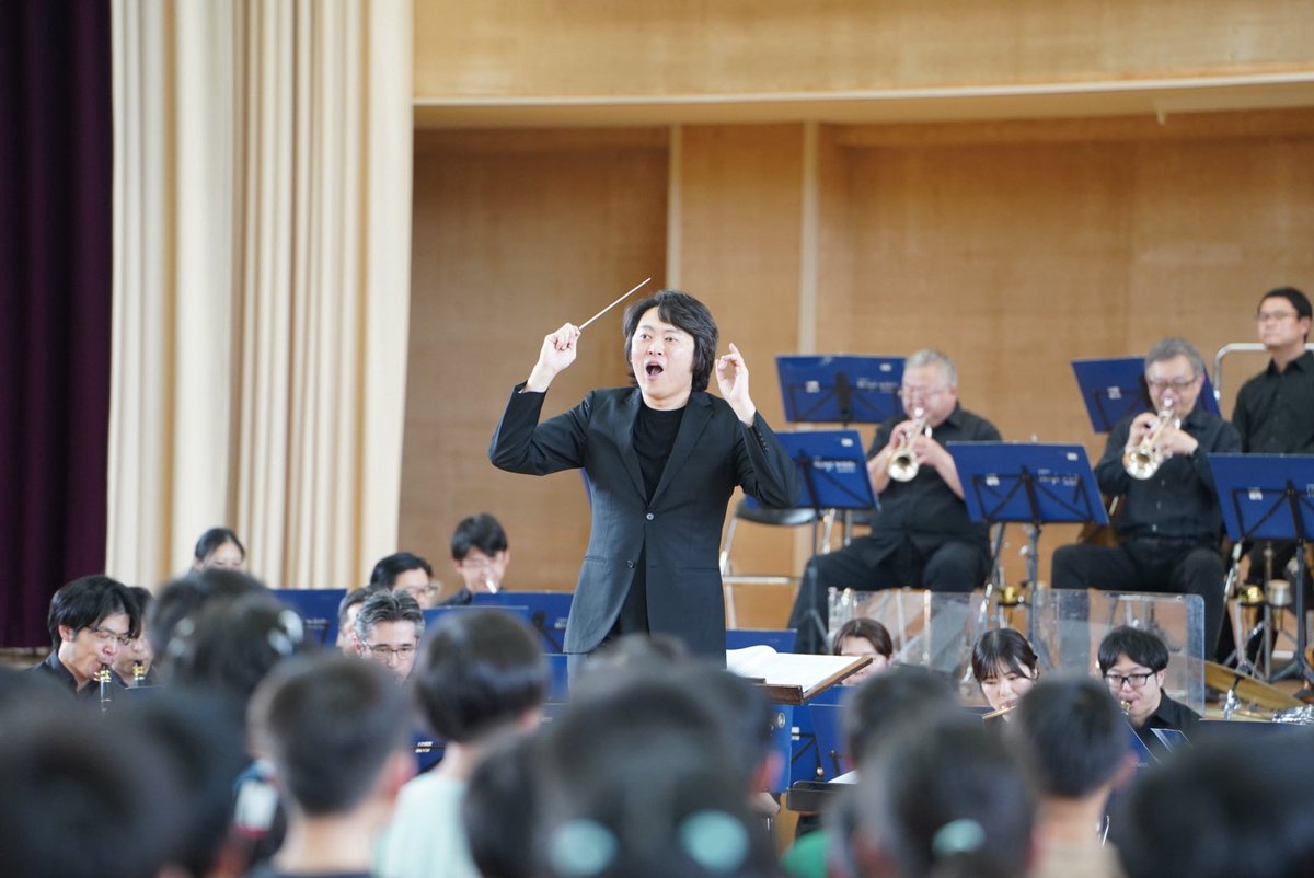 TKWOJapan's tweet photo. 文化庁学校巡回公演の本公演が始まりました！本日は秋田県の小坂町立小坂小学校に伺い、小坂中学校との合同演奏での開催となりました📣
9学年での「翼をください」の歌声がとても綺麗に響き渡りました✨
ありがとうございました！
#TKWO https://t.co/U1Z8wFo6qk