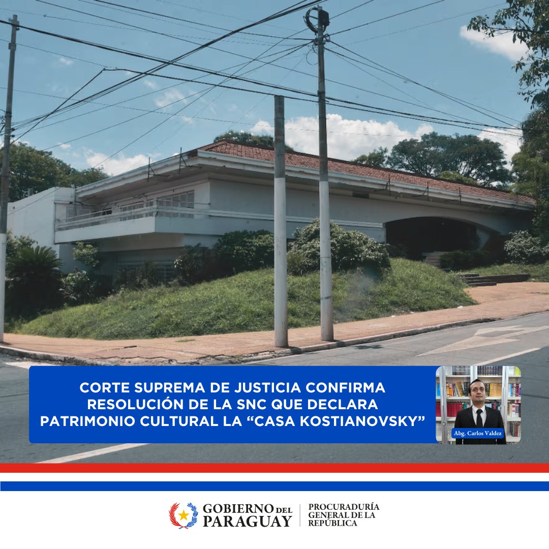 PGRParaguay's tweet photo. La parte actora promovió una demanda contencioso administrativa contra la resolución dictada por la Secretaría Nacional de Cultura (SNC) que declaró como bien de valor patrimonial cultural al inmueble denominado “Casa Kostianovsky”.

Inicialmente, el Tribunal de Cuentas rechazó la demanda, confirmando la validez y regularidad del acto administrativo. Contra esta decisión, el demandante interpuso recursos de apelación y nulidad, alegando la aplicación retroactiva de la ley, la afectación a la propiedad privada sin indemnización y la falta de motivación de la resolución.

Al contestar los agravios, la PGR sostuvo que:
- La fecha de adquisición del inmueble no determina el marco legal aplicable para su declaración como bien patrimonial; lo relevante es la fecha de emisión del acto administrativo.
- La SNC tiene la facultad legal de declarar bienes patrimoniales sin que la titularidad o la fecha de adquisición limiten dicha potestad.
- La declaración de valor patrimonial cultural no requiere autorización previa del propietario, no constituye una expropiación ni impone gravámenes tributarios, sino que otorga un régimen de protección y obligaciones específicas.
- La ley no exige indemnización previa salvo en casos de expropiación, lo que no corresponde en este caso.

Con base en estos argumentos, la Corte Suprema de Justicia resolvió no hacer lugar al recurso interpuesto y, en consecuencia, confirmó íntegramente la sentencia. La máxima instancia judicial sostuvo que tanto la resolución de la SNC como el fallo del Tribunal de Cuentas se hallan ajustados a derecho y no menoscaban ningún derecho del accionante.

#GobiernoDelParaguay
