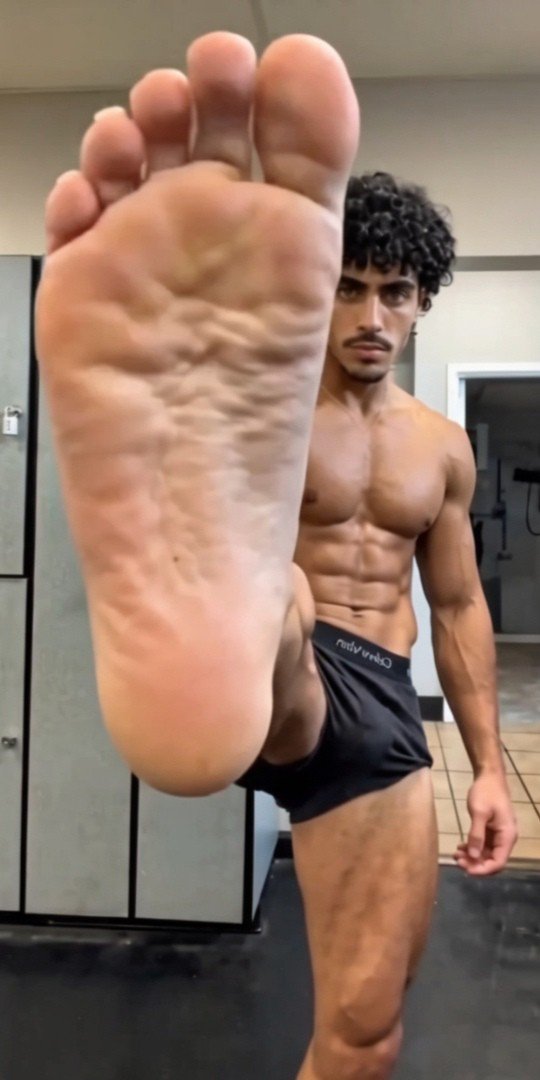 FindomMast76325's tweet photo. Are you triggered by this physique or this foot sole 😈? 

#chudai #cashmaster #findom #muscles https://t.co/EQSrj6EERf