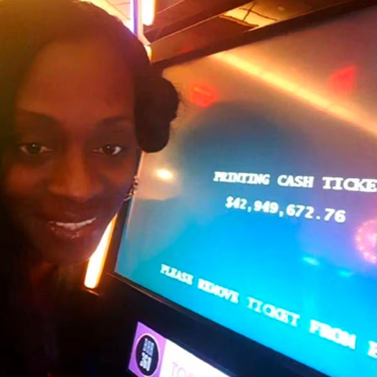 Indie5051's tweet photo. Mujer gana 42 millones de dólares en una máquina de apuestas, pero el casino dice que fue un error y ofrece solo 2 dólares. https://t.co/eyVoaPkCRb