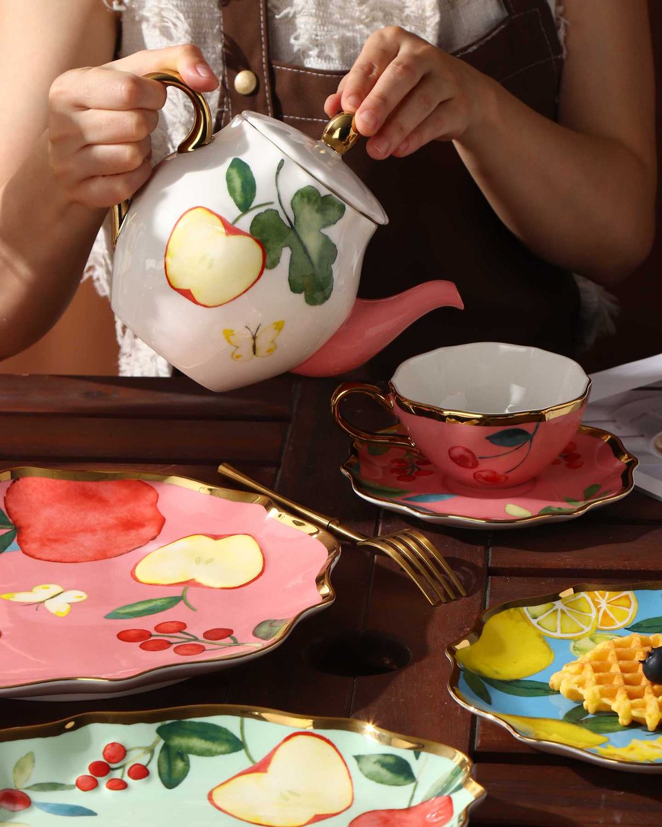 Jiahe6572's tweet photo. Who’s obsessed with this dreamy fruit tea set? Soft pink base, hand-painted fruit prints and delicate golden trim, full of sweet cottagecore vibes.
#CeramicTeaSet #CottagecoreTableware #LuxuryPorcelain #FruitTableware #fyp https://t.co/1bJE1OiJMy