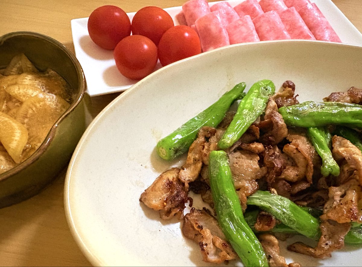 harulaluna's tweet photo. 豚細切れ肉とシシトウの醤油炒め・ビアソークリームチーズ巻きとトマト・大根醤油漬け😆
豚肉はカリカリになるくらいまで炒めて、塩胡椒少し多めで醤油は焦がし醤油にして、ビールに合う〜🍺

皆さま、今日も1日お疲れ様です🍻
#晩酌 #おうちごはん #料理好き https://t.co/EfXMV4LfD8