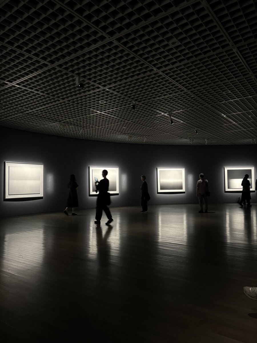 RTTHEAVEN's tweet photo. 2026夏Artツアー
#杉本博司 ／ #絶滅写真
#東京国立近代美術館 ／竹橋
今回タイミング良く個展が行われる事を知りあのよく知る武道館に隣接する竹橋の東京国立近代美術館へ
暗室の中に飾られた写真達がライトの光の中に浮かび上がる
カメラOKなので色々と楽しく鑑賞させていただきました。 https://t.co/ln0G8MlifK