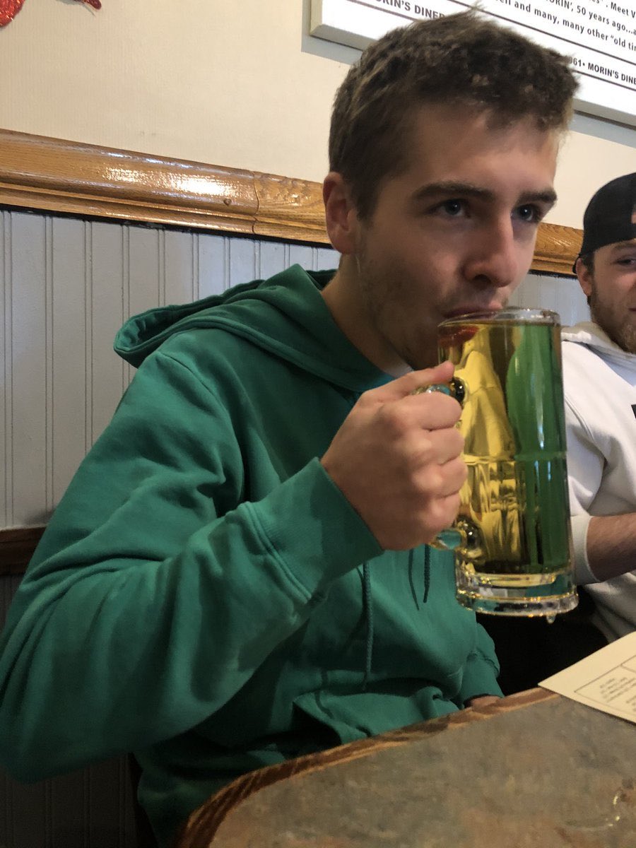 Indie5051's tweet photo. Muerto hace 6 años, el padre dejó pagada la primera cerveza de su hijo para que la bebiera al cumplir 21 años. https://t.co/5R1Ecwhp45