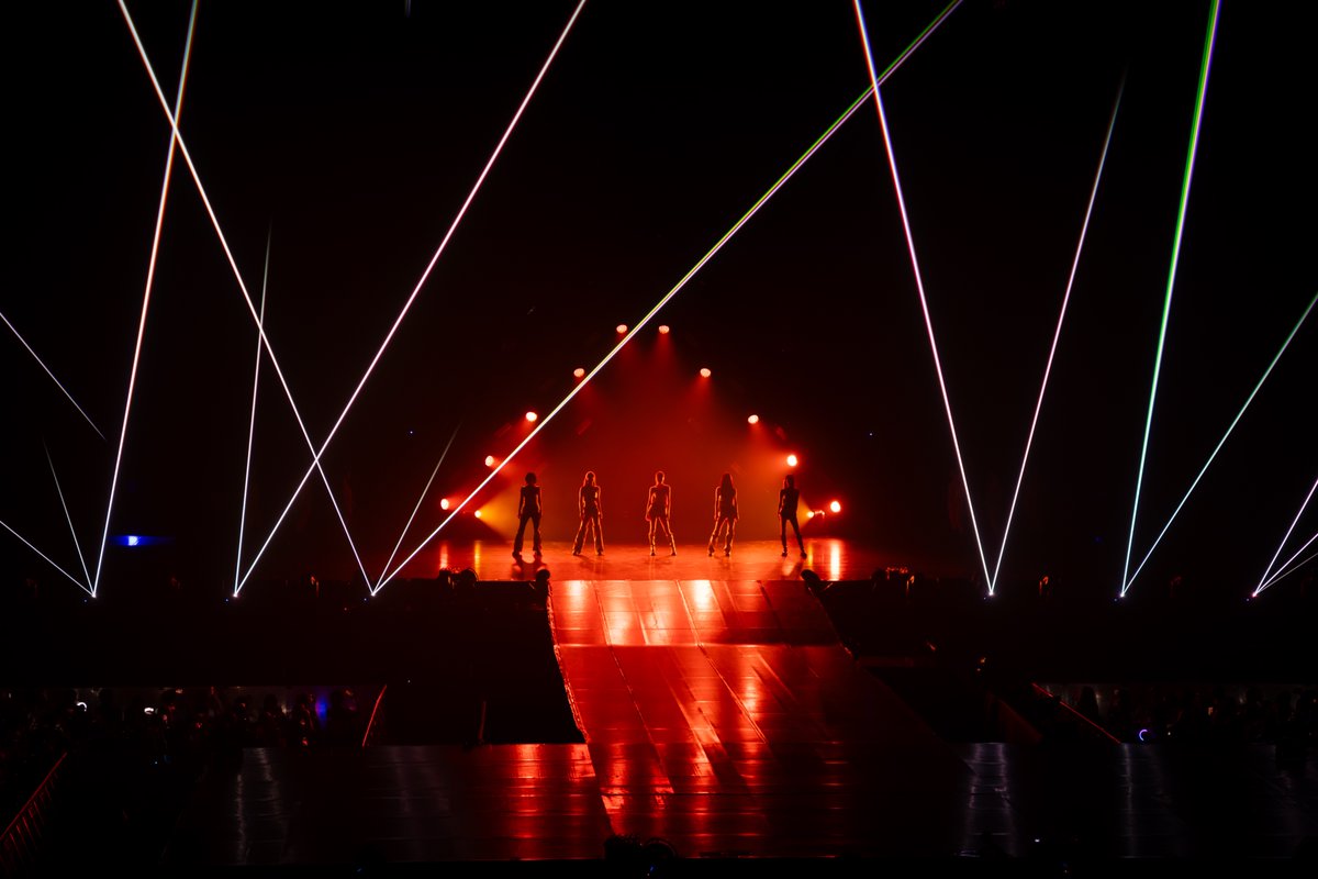 livenationth's tweet photo. กลับมากี่ครั้งก็ไม่เคยทำให้ MIDZY (มิดจี) ผิดหวัง สำหรับเกิร์ลกรุ๊ปเพอร์ฟอร์แมนซ์ควีน “ITZY” (อิทจี) ที่เพิ่งจัดคอนเสิร์ตสุดปัง เรียกเสียงกรี๊ดสนั่นอิมแพ็ค อารีน่า เมื่อวานเสาร์ที่ 4 กรกฎาคมที่ผ่านมา กับการแสดง “ITZY 3RD WORLD TOUR <TUNNEL VISION> in BANGKOK” จัดโดย Live Nation Tero

โชว์ครั้งนี้เริ่มต้นด้วยซิงเกิ้ลเปิดตัวอัลบั้มอย่าง TUNNEL VISION และ DYT ก่อนจะปลุก Girl’s Power และเสียงกรี๊ดของไทยมิดจีอีกครั้งในเพลง Girls Will Be Girls พร้อมด้วยการแสดงเพลงฮิตของสาว ๆ  ในเพลง WANNABE ก่อนจะเข้าสู่ช่วงการแสดงเดี่ยวของสมาชิกแต่ละคน เริ่มต้นด้วย Lia ในเพลง Asylum น้องเล็ก Yuna ที่มาพร้อมเพอร์ฟอแมนซ์สุดปังจากเพลง Tangerine ตามด้วยการแสดงสุดฮอต Pocket จาก Yeji เต้นกันสะบัดไปกับเพลง Undefined ของ Chaeryeong ปิดท้ายด้วย Ryujin ในเพลง LOOK

ครึ่งหลังของการแสดงยังขนเพลงฮิตมาให้มิดจีไทยได้ร้องเต้นแบบหายคิดถึง ทั้ง Mafia In The Morning, Not Shy, LOCO รวมไปถึงเพลงไวรัลประจำไตรมาสนี้อย่าง That’s No No อีกหนึ่งความสนุกของคอนเสิร์ต TUNNEL VISION ครั้งนี้คือ Dance Challenge ที่ชวนแฟน ๆ  มาเต้นเพลงของ ITZY ระหว่างรอช่วง Encore ที่นอกจากจะได้เห็นผู้ชมจากทั่วทุกโซนแล้ว ยังสัมผัสได้ถึงความรักที่มิดจีทุกคนมีให้สาว ๆ จากสเต็ปแดนซ์และรอยยิ้มที่ฉายขึ้นบนจอ ก่อนที่สาว ๆ ITZY จะปรากฏตัวขึ้นอีกครั้งเพื่อร้องเพลงปิดท้าย 8-BIT HEART และเมดเลย์สามเพลงดัง SNEAKERS, CAKE และ DALLA DALLA ส่งมิดจีไทยกลับบ้านกันไปแบบฟิน ๆ

ชมภาพเพิ่มเติมที่ https://t.co/qSh1HsLsvp
📷 Photo Credit: JYP Entertainment, Live Nation Tero, DOTDF

#ITZY #MIDZY
#ITZY_TUNNELVISION
#ITZY_TUNNELVISION_BKK
#ITZY_TNVS
#ITZY_WORLD_TOUR
#LiveNationTero