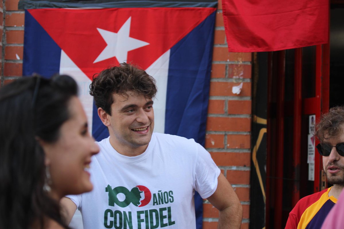 UJCEMadrid's tweet photo. Hace unos días celebrábamos junto al @elpcm el fin del curso político.
Lejos de ser un repliegue de nuestras fuerzas, actos como estos, sacados con orgullo y fuerzas militantes, suponen un impulso hacia las tareas que nos encomendamos para el siguiente. https://t.co/gNy3ReGBjD