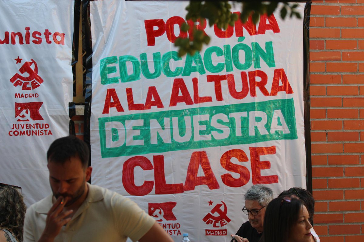UJCEMadrid's tweet photo. Trabajando y apoyando por un movimiento obrero combativo, junto a @BBFFMadrid y @educacionPLEI, por una educación a la altura de nuestra clase, por un control obrero de la vivienda. https://t.co/BRluQr7kJa