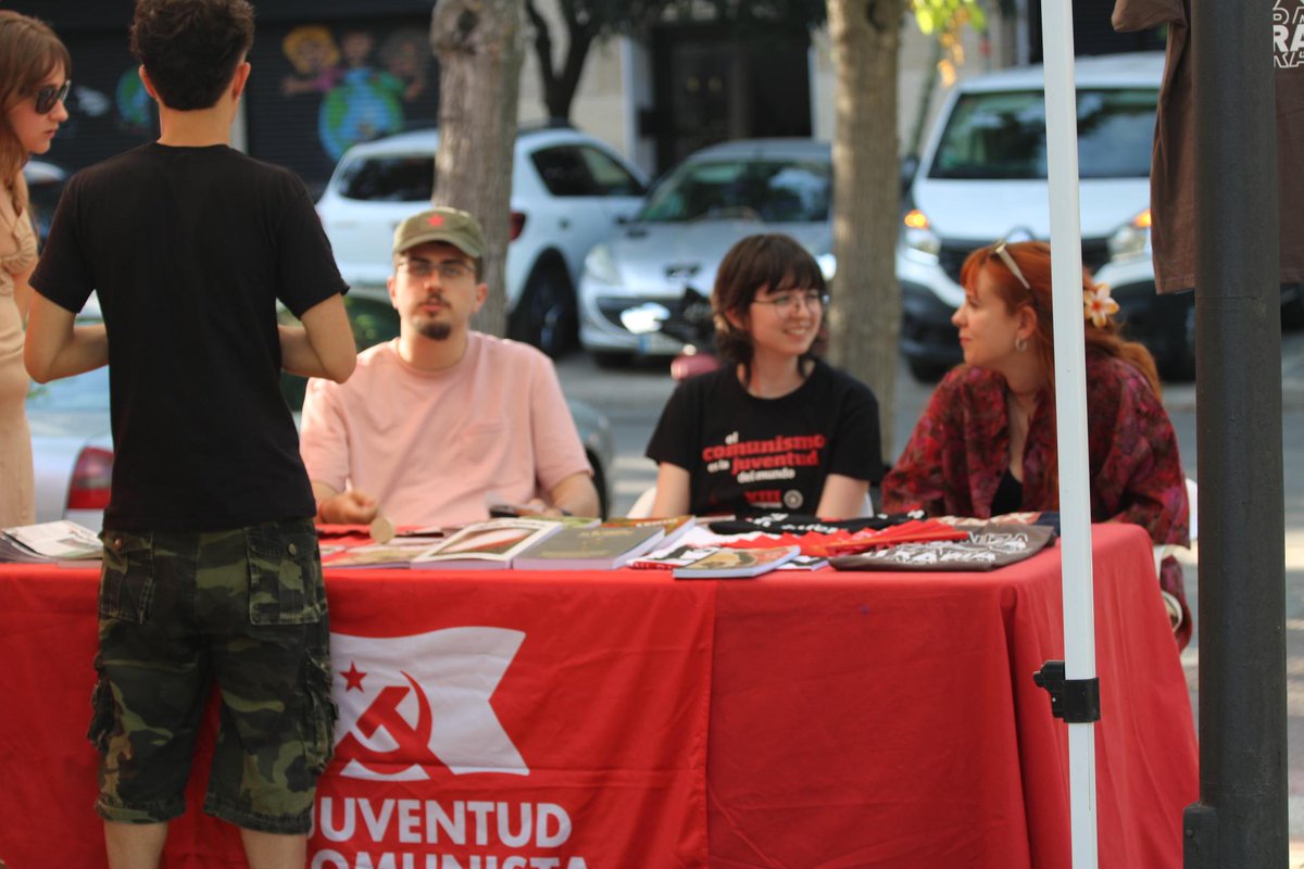 UJCEMadrid's tweet photo. Frente a un momento de auge reaccionario, apostamos por la organización de nuestra clase. 

¡Unete a la Juventud Comunista! https://t.co/il1MPDS8CP